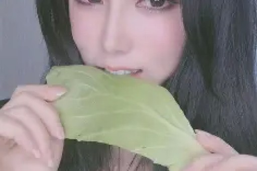 25岁男子猥亵20余名独行女性获刑8个月；“自己在淋雨却为小动物遮风挡雨”外卖小哥大雨中救断腿小狗感动无数网友｜三工晨报