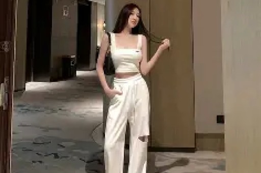 明星八卦看点啥：秦岚的原装身材太丰满了！穿抹胸都兜不住我感慨自律的女人真美_设计_面料_颜色：考古李小璐自嘲是恋爱脑！无戏可拍只能靠跳舞博曝光女儿也进青春期不好管_贾乃亮_生活_网友：邹市明和冉莹颖去